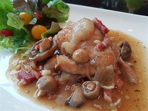  Wok-gegaarde Kip met Champignons en Sesamzaad: Een Kruidig Sensatie en een Oogverblindende Show!