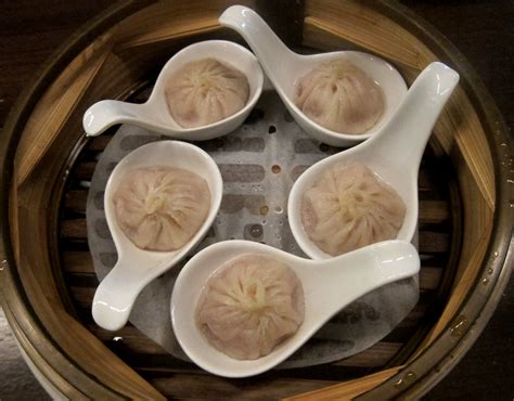  Xiǎo Lóng Bāo: Een Smeltpot van Glutineuze Texturen en Umami-Rijke Vulling!