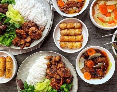  Bún Chả: Een romige, verfrissende reis naar Hanoi's culinaire hart!