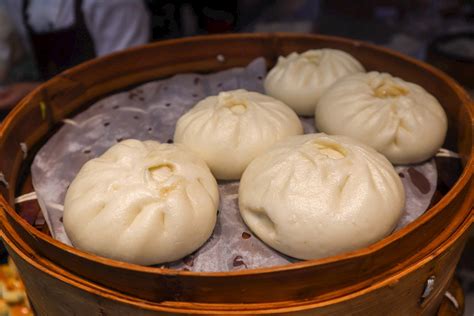  Cangzhou Goubuli Baozi: Een overvloedige portie gestoomde vreugde met een knapperig en fluweelzacht contrast!