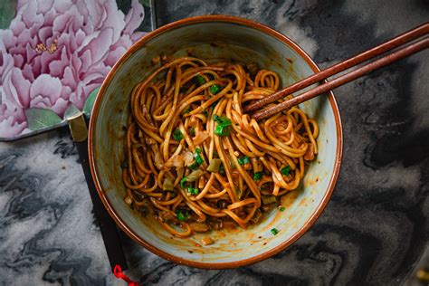   Crossing Cultures: Spicy, Savory Flavor Explosions Await You With Qujing's Renowned Jianshui Noodles!