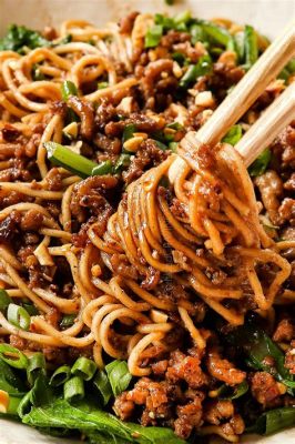   Dan Dan Mian: Een pittige en aromatische noodlesoep die je smaakpapillen zal betoveren!