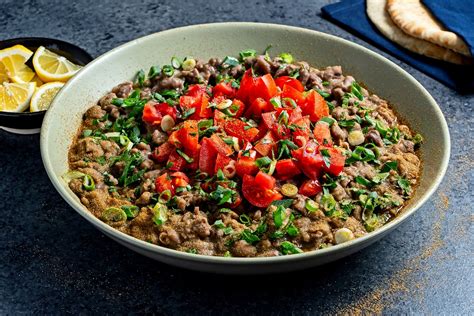  Ful Medames: Een Romige Bonenschitoch die Je Zintuigen zal Verblinden met de Smaken van het Midden-Oosten!