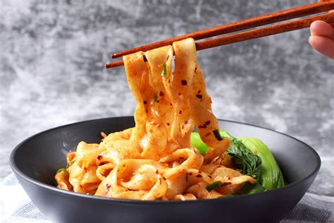  Gansu Biangbiang Noodles: Een Glutenvrije Ontsnapping met Smaakvol Vuur en Prikkelende Texturen!