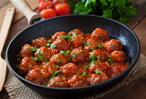  Gehaktballetjes met een pikante saus van de steppen: een Hothotse klassieker die je smaakpapillen zal verwarmen!