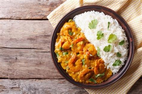  Geïmbord Currykip: Een Overheerlijke Fusion van Pittig Aziatisch Gevoel en Romige Kokosnootzoete