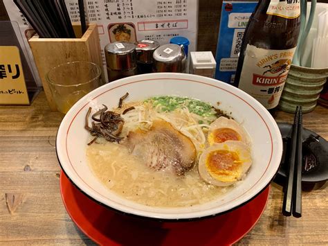  Hakata Ramen: Een Romige Gebroken Bouillon die Je Zintuigen Ontsteekt met Umami-Rijkheid en Geurige Spekjes!