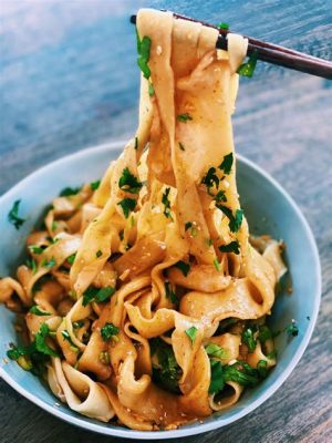  Hand-Pulled Noodles: Een Szechuanse Fusion van Textuur en Traditionele Smaken!