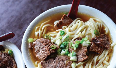  Jieyang Kexue Beef Noodle Soup: Een romige bouillon vol kruiden en smakelijke, mals gegaard rundvlees!