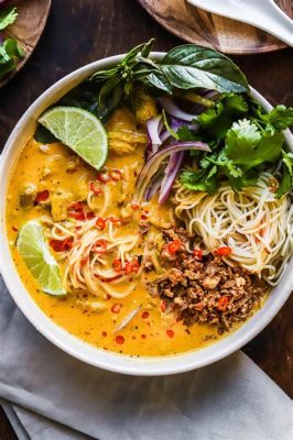  Khao Soi: Een romige curry met een knapperige noedelboost!