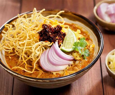  Khao Soi: Een Romige Curry met Kruidige Noten en een Twist van Frisheid!