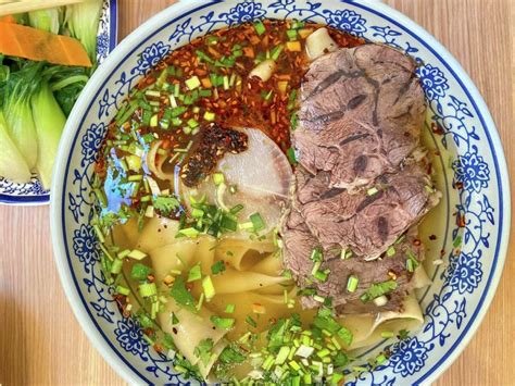  Lanzhou Lamian: Een romatische dans van handgesneden noedels en geurige bouillon!