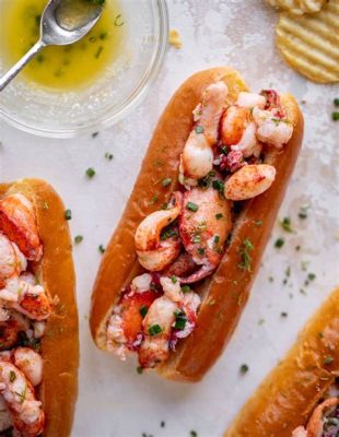  Lobster Roll: Een Klassieke Traktatie van Versgeplukte Kreeft en Buttrig Briochebrood