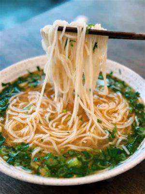  Lvliang Tuotuo Mian: Een Smakelijke Fusie van Geurige Soep en Gekaakte Noodles?