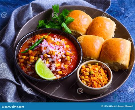  Misal Pav: Een pittige ontwakening voor je smaakpapillen en een feest voor de Indiase street food liefhebber!