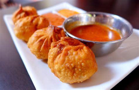  Momos met Lam: Een Vurige Dans van Kruiden en Gevulde Glutenvrije Delights!