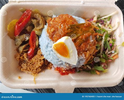  Nasi Kerabu! Een Explosie van Kruidige Smaken en Verfrissende Citrusnoten