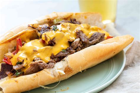  Philly Cheesesteak: Een overheerlijke smeltpot van rijke, geroosterde biefstuk en gesmolten kaas met een knapperige broodkorst!