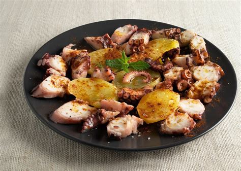  Pulpo à la Gallega: Een zingende zee van textuur en smaak!