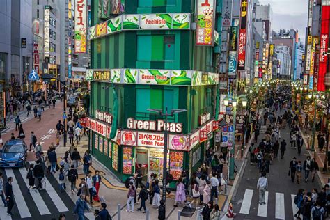 新宿 観光 一人旅：都市の孤独と発見の交差点