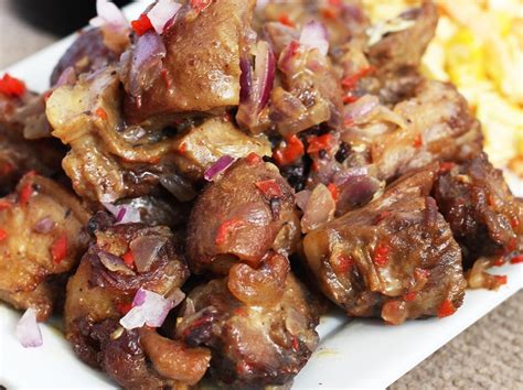   Spicy Yulin Goat Meat: Een Ontzagwekkende Fusie van Kruidige Noten en Licht Gebraden Textuur!