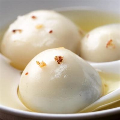   Tangyuan met Sesam: Een zoet avontuur van chewy dumplings en geroosterde aroma's!