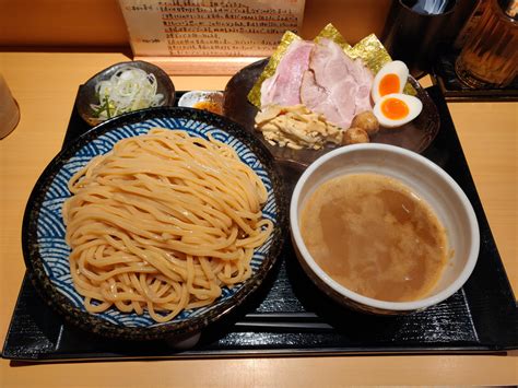  Tsukemen: Een Uitdaging Voor De Zintuigen - Een Japanse Noodle-Odyssee!