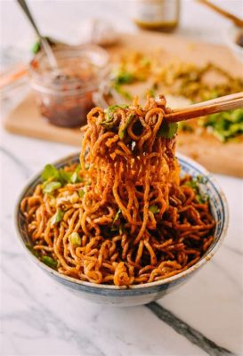   Wuhan Hot Dry Noodles: Een Pittig Ontbijt met Licht Gebakken en Ongelofelijk Smakelijke Kaarsen!