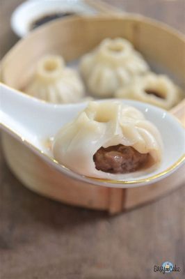  Xiao Long Bao: Een explosie van smaak en een zacht gestoomde zachtheid!