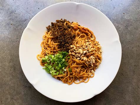  Yibin Burning Noodles: Een Romige Oostenrijkste Chili-Olie ontmoet een Intens Szechuanse Pepermix!